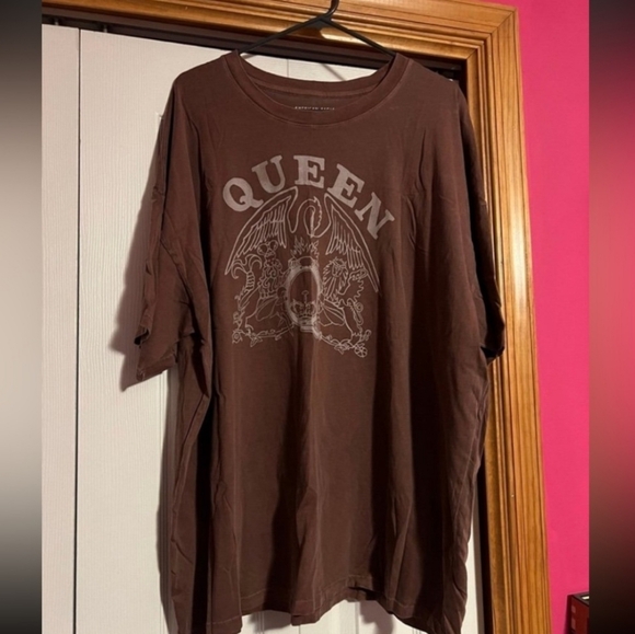 American Eagle Outfitters Tops - American Eagle Queen Brown Graphic Band T-Shirt